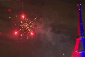 为庆祝球队夺冠，巴黎球迷在埃菲尔铁塔周围燃放烟花